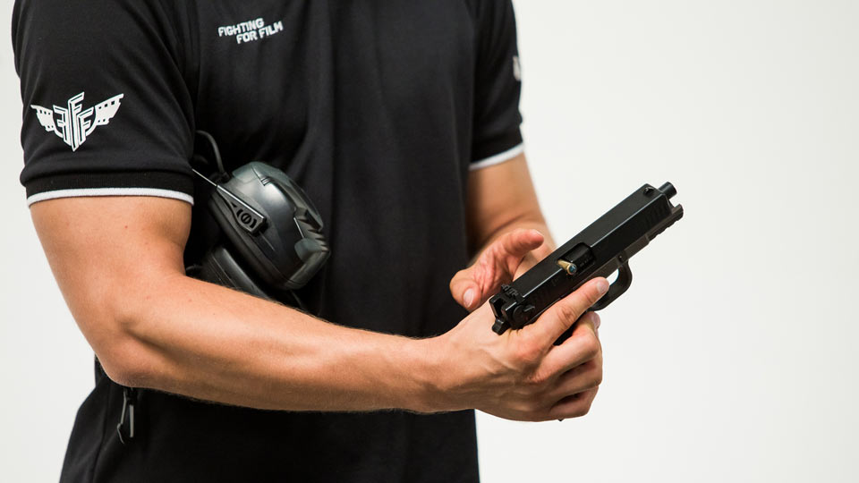 Schießtraining mit Pistole Schießstand Schießen lernen Ladehemmung Schreckschuss Knall Blank